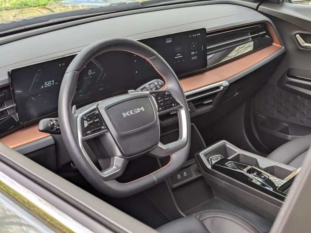 Innenraum: Material und Verarbeitung im KGM Torres sind überdurchschnittlich gut. Nachteil ist die starke Touch-Abhängigkeit in der Bedienung.