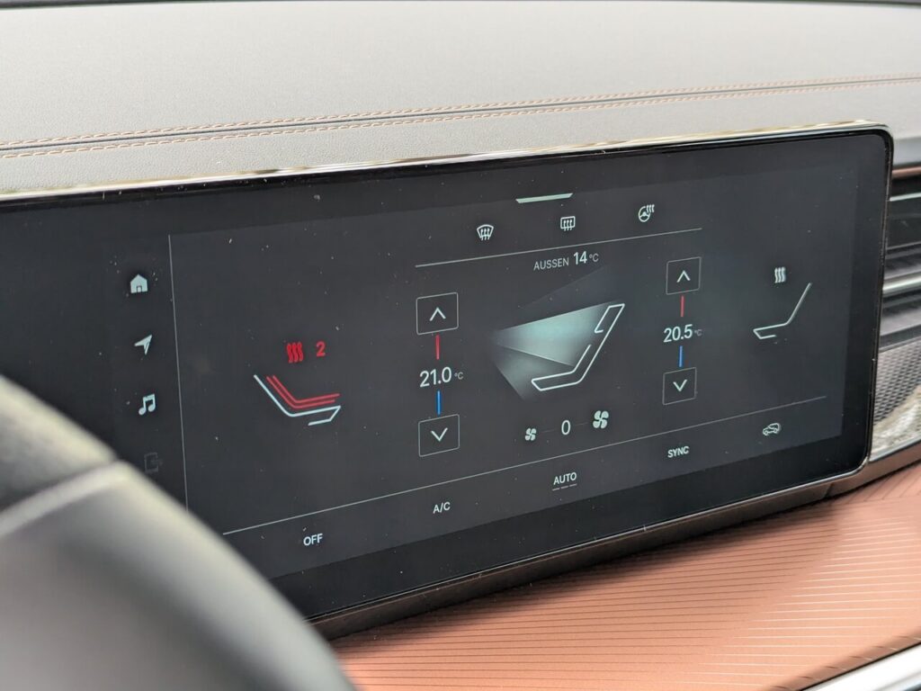 Klima-Menü auf dem 12,3 Zoll Touchscreen mit 2-Zonen-Klimaautomatik und 3-stufiger Sitzheizung