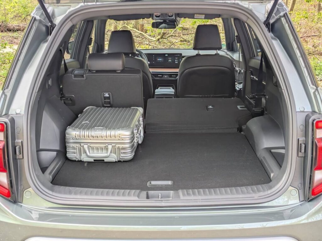 Kofferraumvolumen 703 bis 1.662 Liter. Die Rückbank hat ein Teilungsverhältnis von 40:60. Die Ladefläche ist bei umgelegter Rücksitzbank fast übergangsfrei und eben.