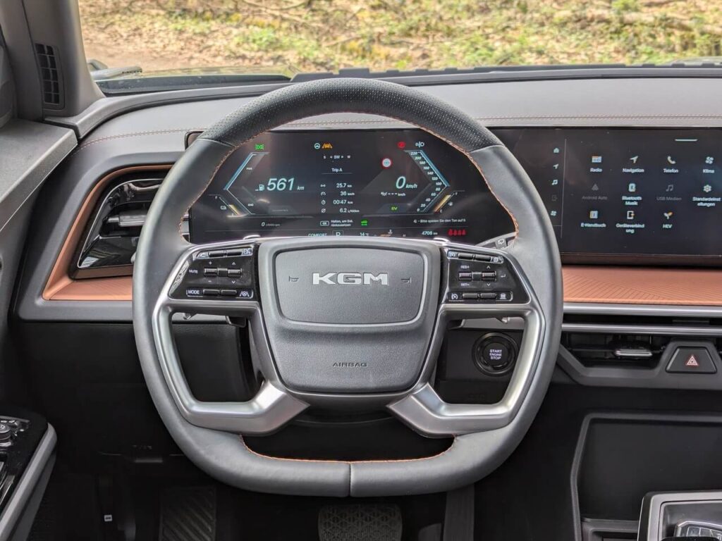 Fahrerperspektive im KGM Torres: Multifunktions-Lenkrad mit Lenkradheizung und 12,3 Zoll Fahrerdisplay