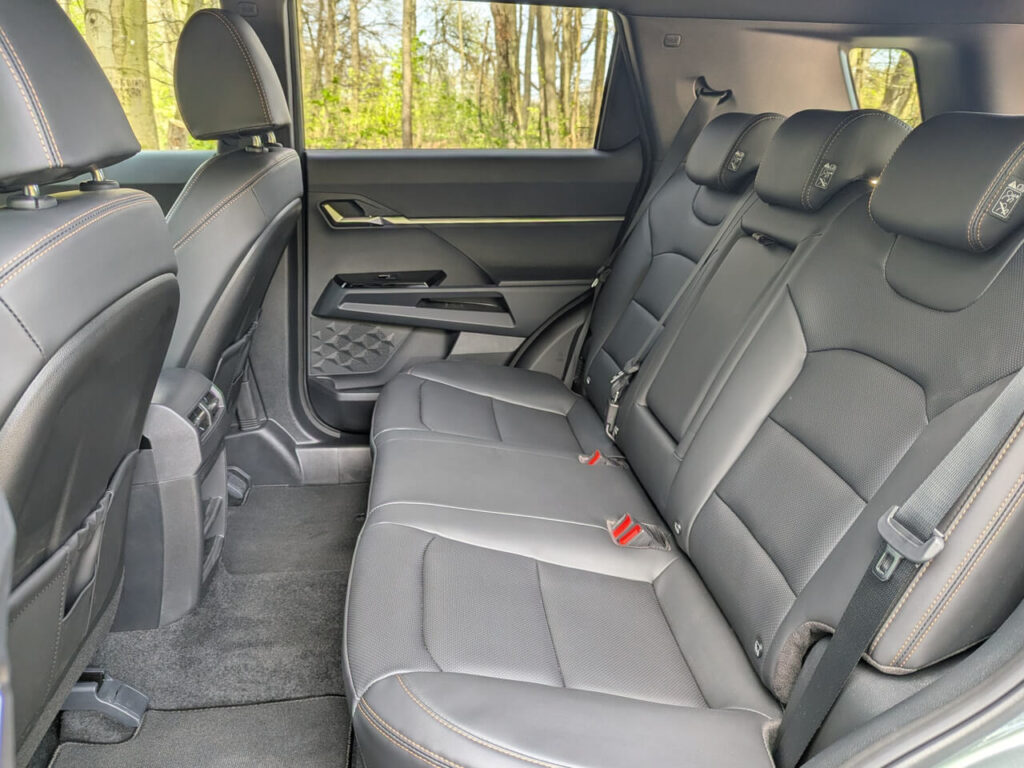 Rückstand mit runterklappbarer Mittelarmlehne, 2x Isofix mit Top-Tether. Der Fond ist mit eignen Lüftungsdüsen in der Mittelkonsole und USB-C-Anschlüssen ausgestattet. Es gibt viele Ablagen.