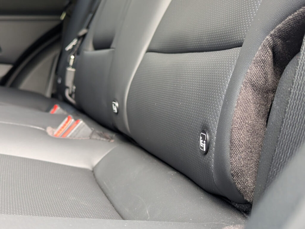 zwei direkt erreichbare Isofix-Haltepunkte mit Top-Tether auf der Rücksitzbank