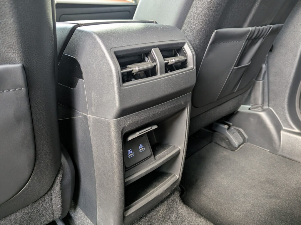 Mittelkonsole im Fond mit Lüftungsdüsen, zwei USB-C-Anschlüssen und praktischen Ablageflächen.