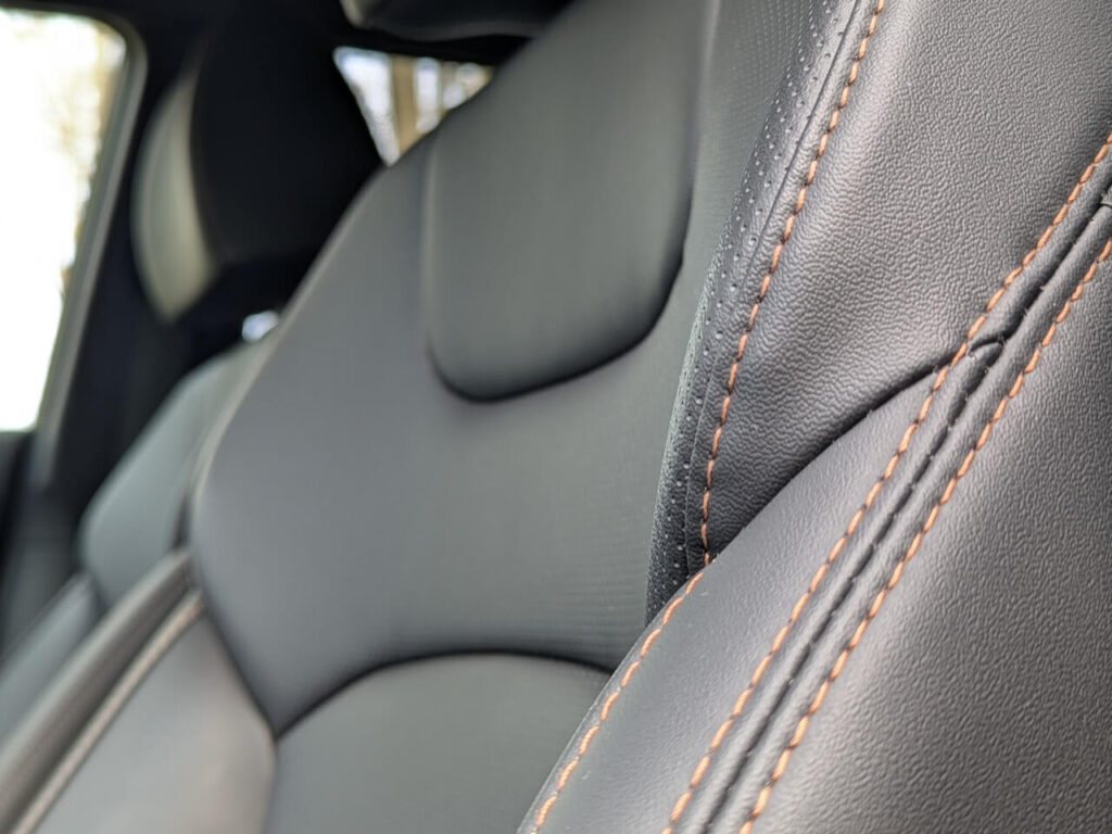 Schwarze Kunstleder-Polster mit kupferfarbenen Ziernähten im KGM Torres Nomad: