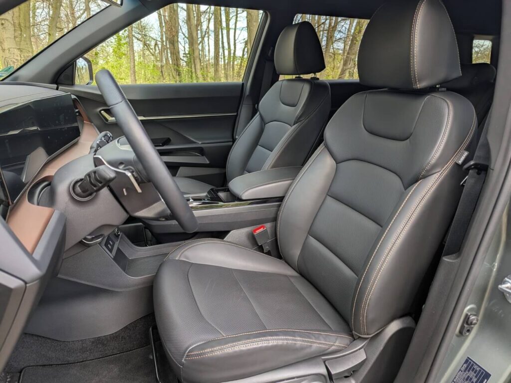 KGM Torres Nomad mit manuell verstellbaren Sitzen vorne: Kunstleder-Polster und 3-stufige Sitzheizung