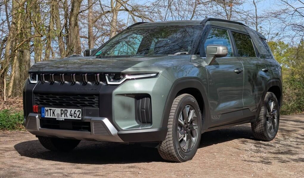 KGM Torres in der Metallic-Lackierung Forest Green (GAO)