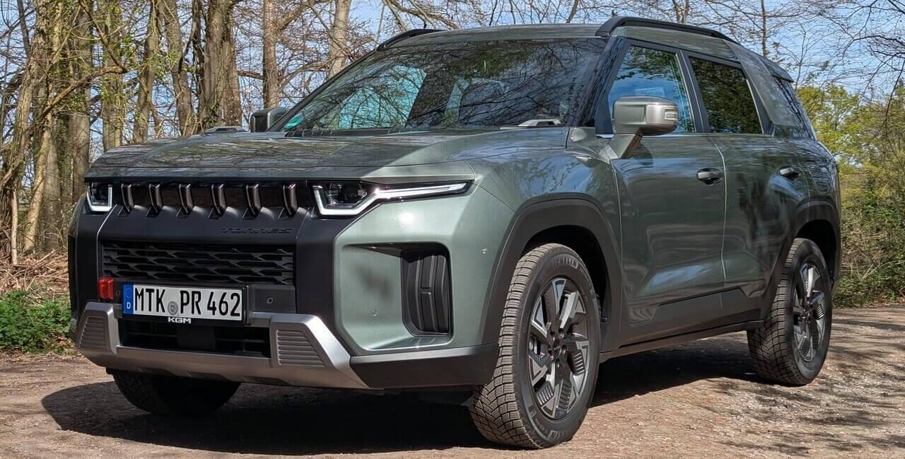 KGM Torres in der Metallic-Lackierung Forest Green (GAO)