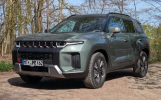 KGM Torres in der Metallic-Lackierung Forest Green (GAO)