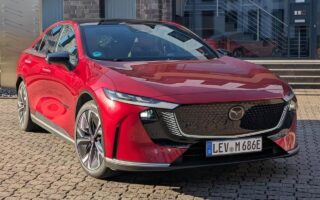 Auto-Kaufberatung: Welche Batterie ist beim Mazda 6e besser?