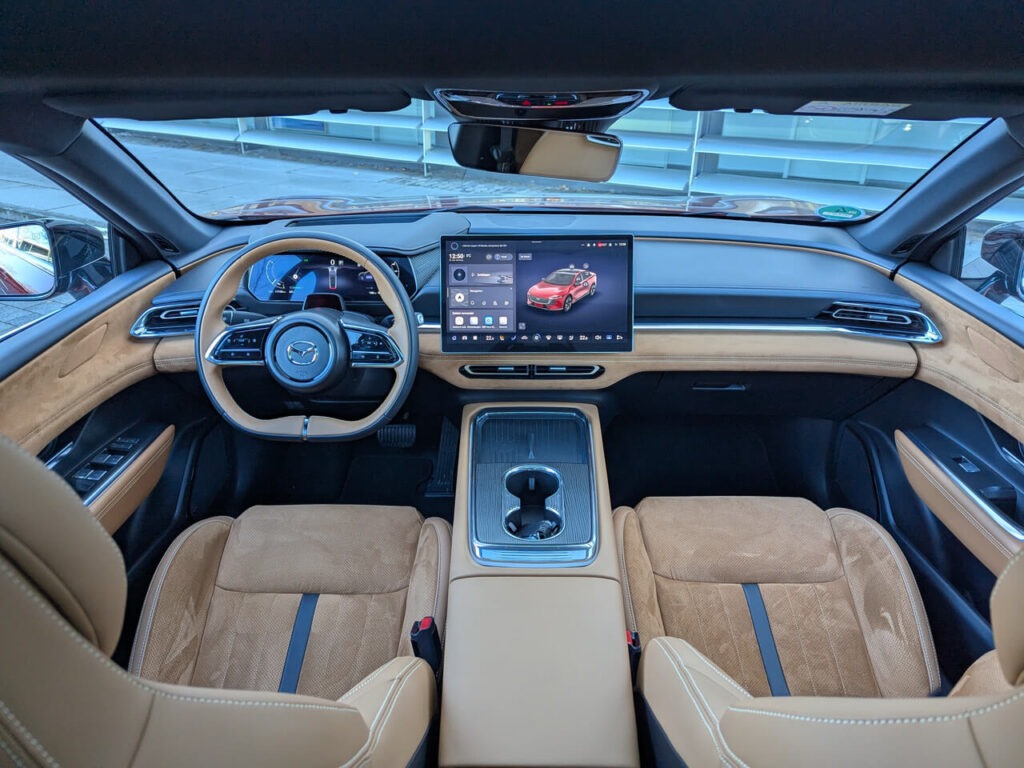 Armaturenbrett beim Mazda 6e EV Takumi Plus in hellbraun/schwarz mit 14,6 Zoll großen Touchscreen