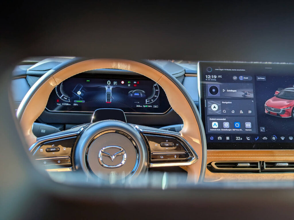 Mazda 6e Takumi Plus mit luxuriösem Innenraum in hellbraunem Echtleder.
