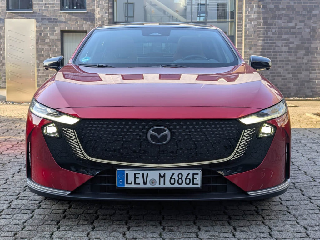 beleuchtete Frontmaske beim Mazda 6e in Soul Red Crystal Metallic