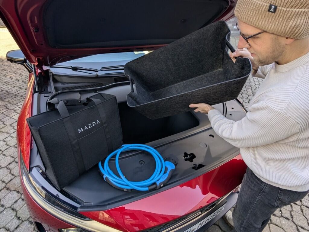 Großer Frunk mit 72 Liter Fassungsvermögen und herausnehmbarer Filz-Box "Frunk-Box" unter der Fronthaube zum verstauen von Ladekabel und zusätzlichem Gepäck.