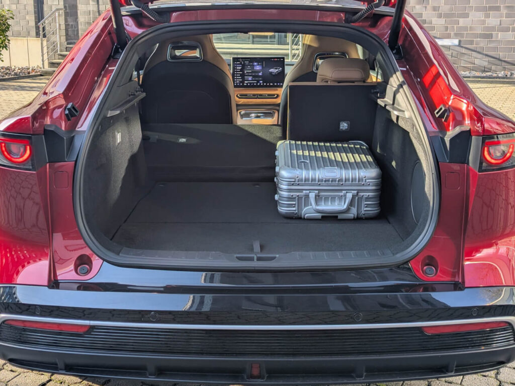 Kofferraum im Mazda 6e mit 336 bis 1074 Liter Fassungsvermögen. Die Rücksitzbank hat ein Teilungsverhältnis von 60:40, die Ladefläche ist fast übergangsfrei.