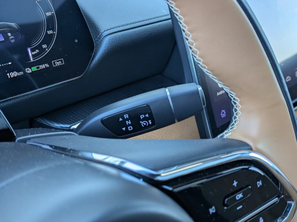 Fahrhebelschalter am Lenkstockhebel zum aktivieren des Tempomats muss runter gezogen werden.