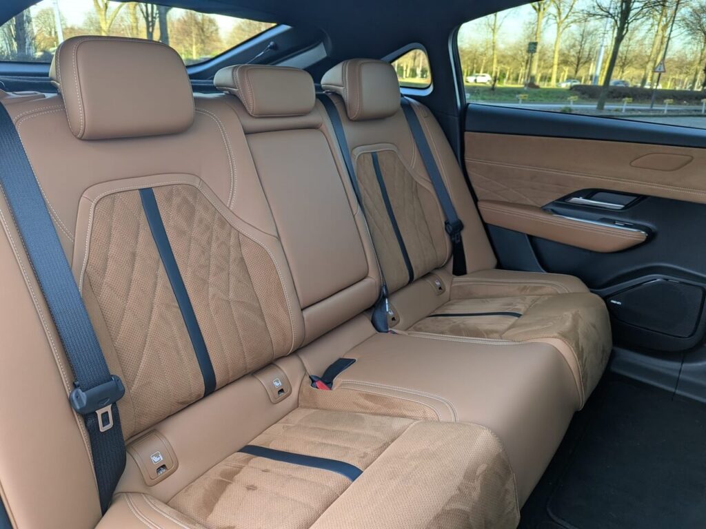 Rücksitze mit hellbraunem Leder (Mazda 6e EV Takumi Plus)