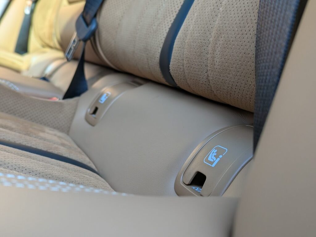 Iso-Fix-Halter mit Top-Tether auf der Rücksitzbank im Mazda 6e befinden sich hinter Kunststoffklappen.