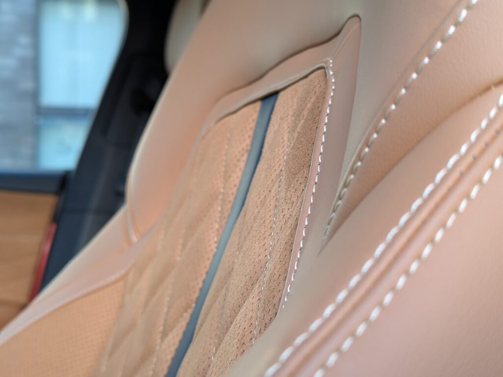 Hellbraunes Interieur beim TAKUMI PLUS: Teil-Nappaleder und Veloursledernachbildung mit Steppung und heller Ziernaht.