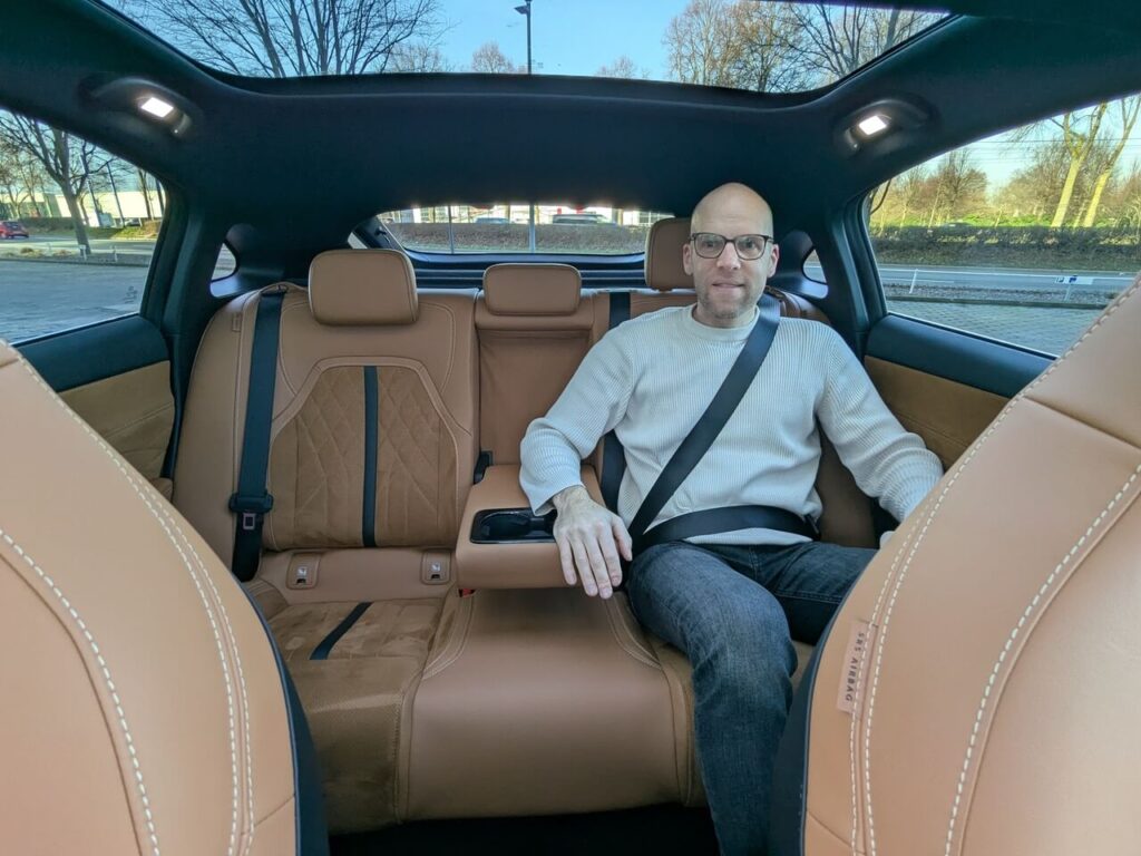 Rücksitzbank mit runterklappbarer Mittelarmlehne: viel Platz im Fond. Daniel Przygoda im Mazda6e.