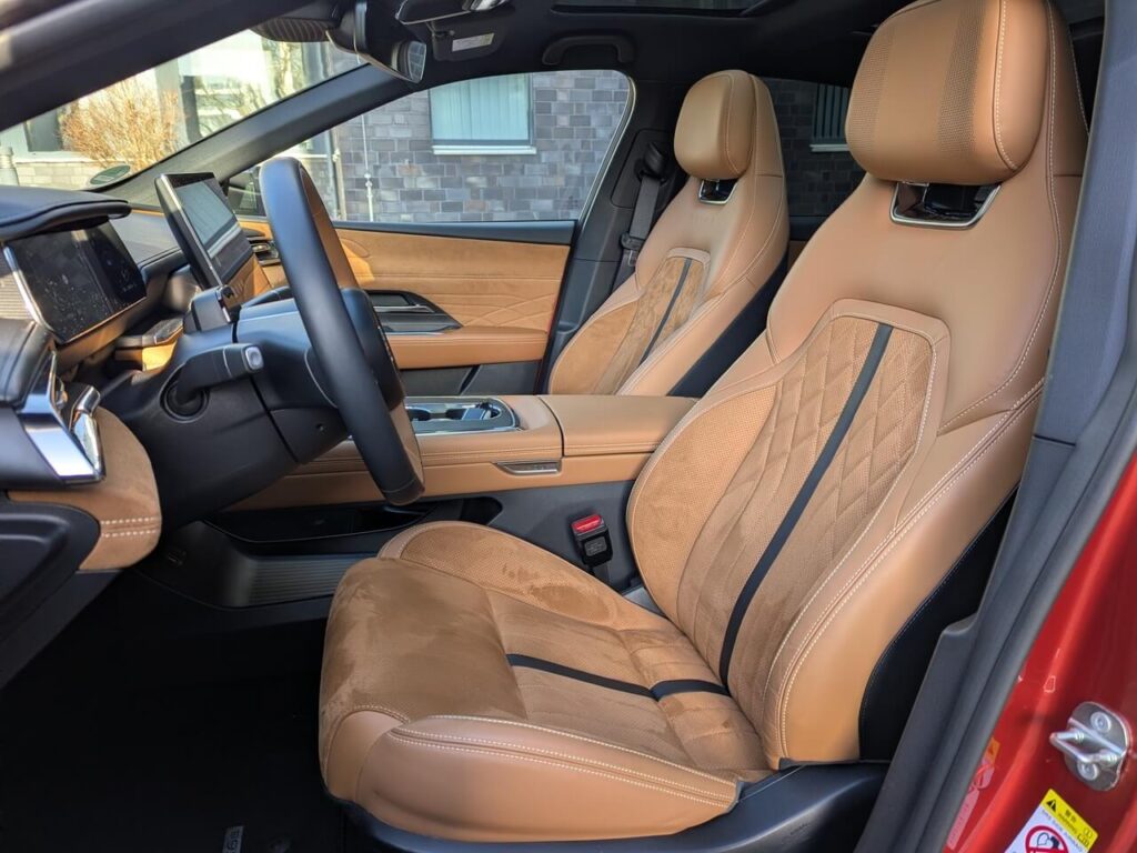 Fahrersitz beim Mazda 6e Takumi Plus in hellbraun
