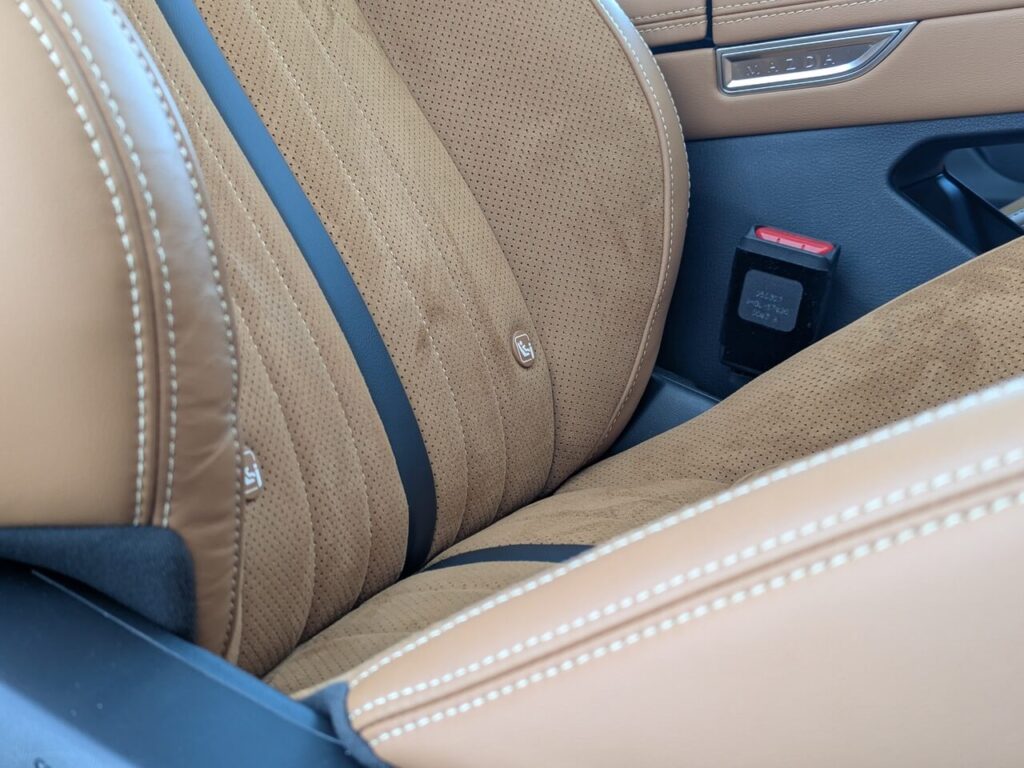 Isofix-Halter mit Top-Tether auf dem Beifahrersitz im Mazda 6e.
