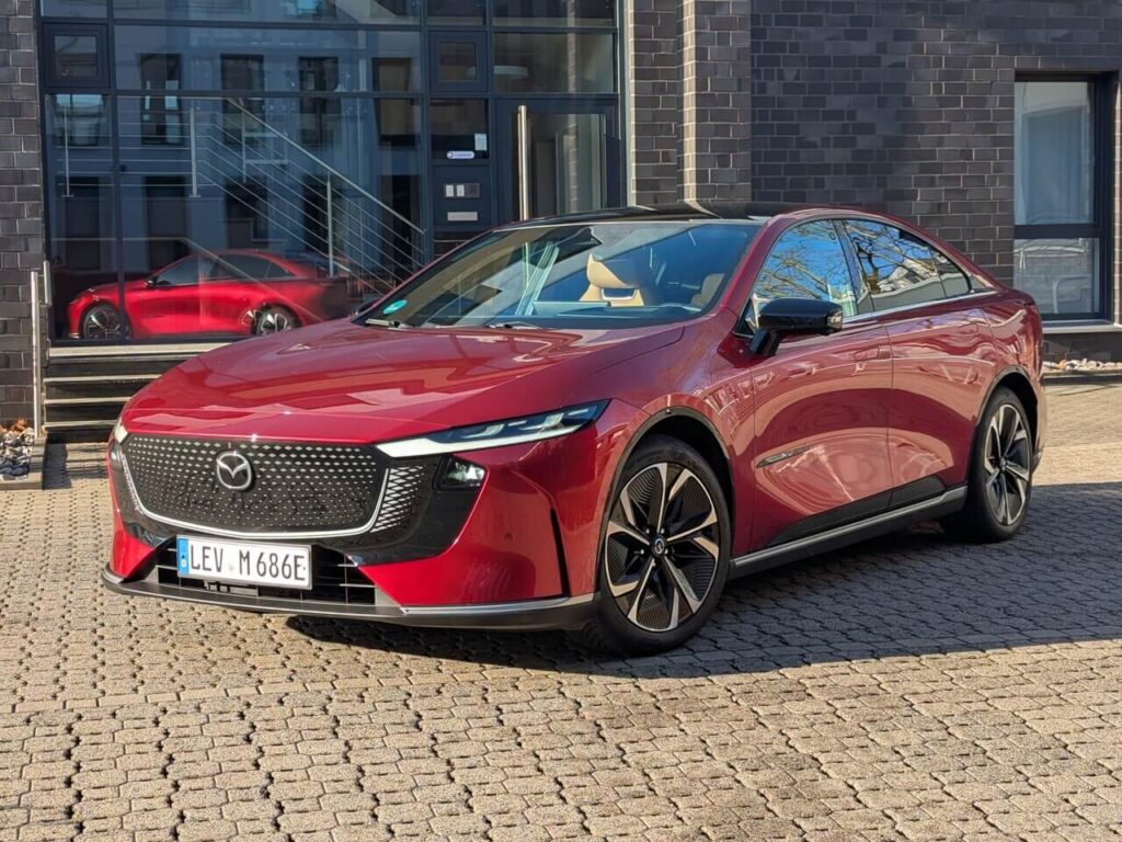 Mazda 6e in der Metallic-Lackierung Soul Red Crystal. Mazda Baureihe 6 (GN).