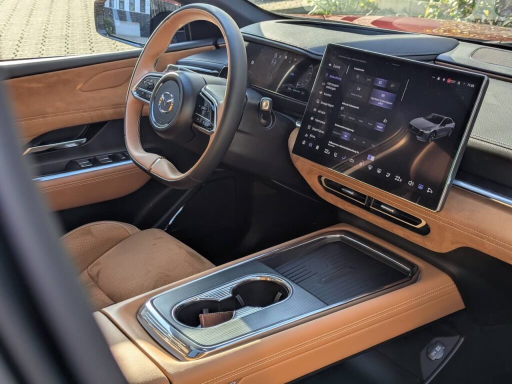 Cockpit mit großem Touchscreen und breiter Mittelkonsole mit induktiver Smartphone Ladestation zum kabellosen Laden