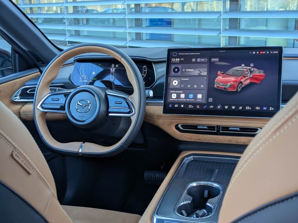 Innenraum (hellbraun) beim Mazda 6e Takumi Plus mit 14,6 Zoll Touchscreen