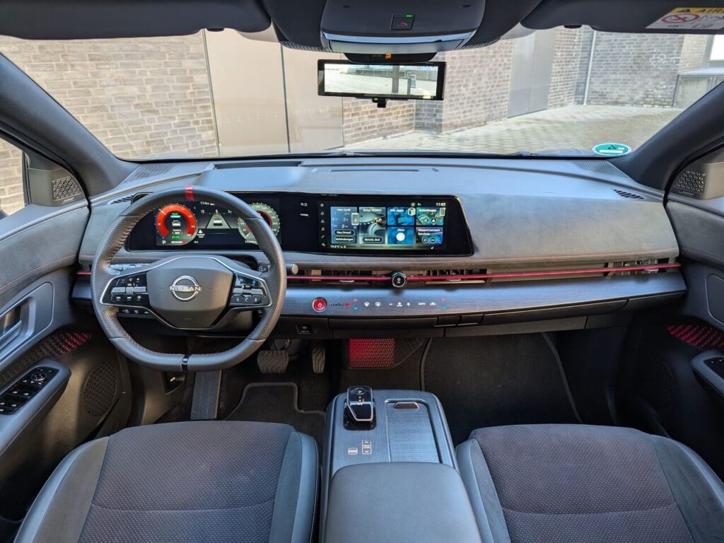 Wildledernachbildung mit roten Ziernähten auf dem Armaturenbrett (Alcantara-Look)