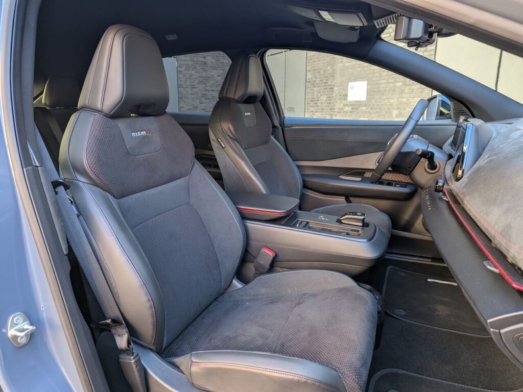 Innenraum der Nismo-Variante mit schwarzem Kunstleder und Wildleder-Imitat