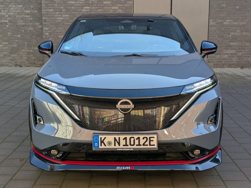 Frontansicht Nissan Ariya Nismo in Stealth Grey