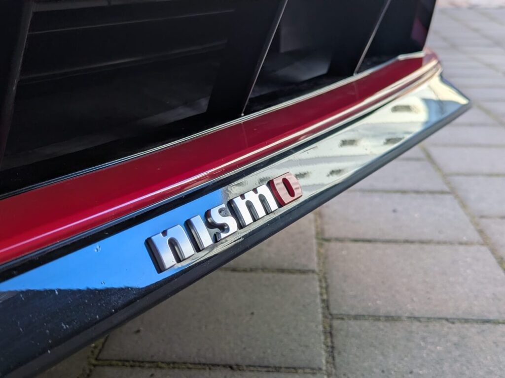 Nissan Ariya Nismo Frontspoilerlippe (schwarz-glänzend mit rotem Akzent)