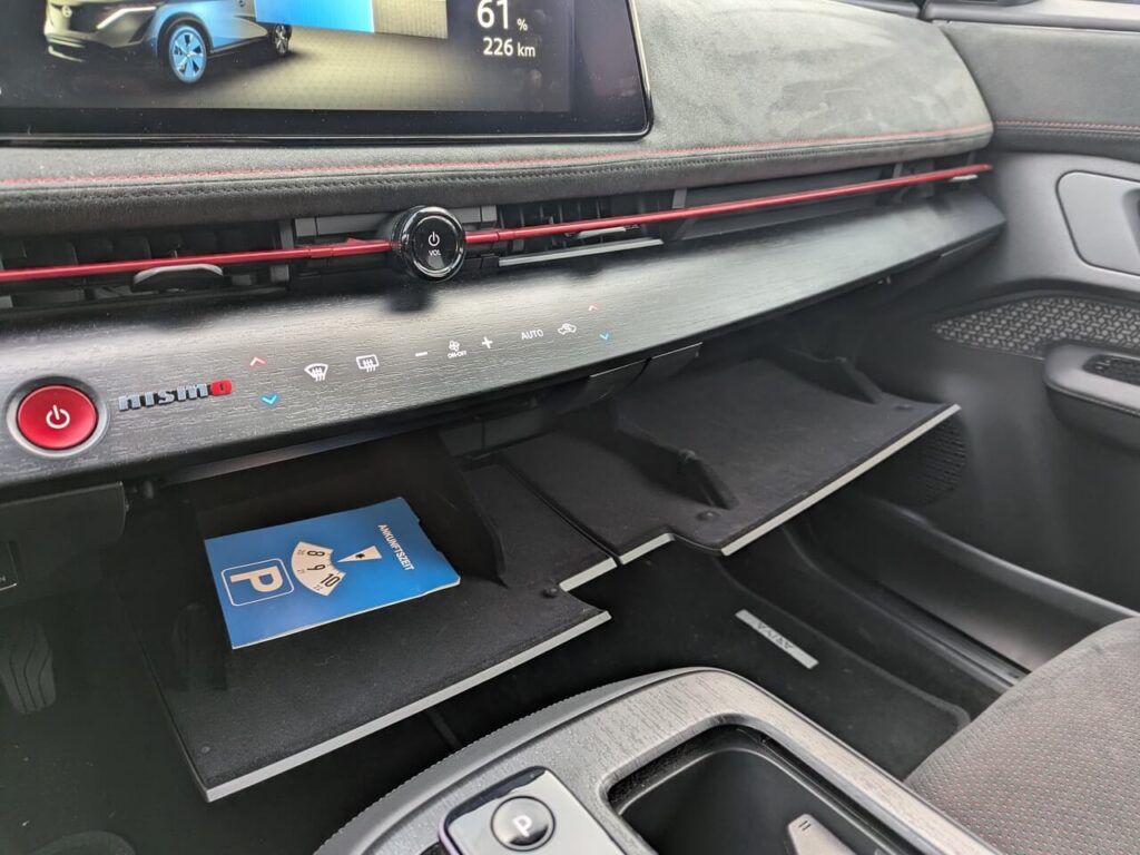Zwei Handschuhfächer im Nissan Ariya Nismo (Mitte und Beifahrerseite)