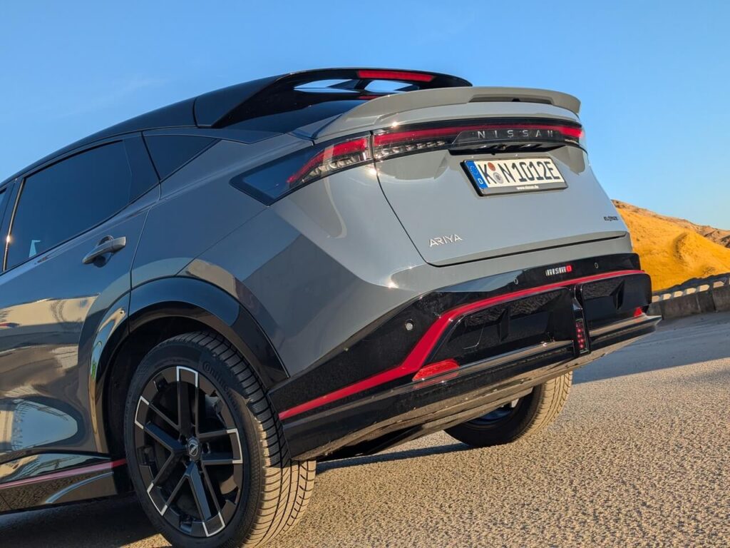 Schwarz glänzende Nismo-Anbauteile mit roten Akzenten. 