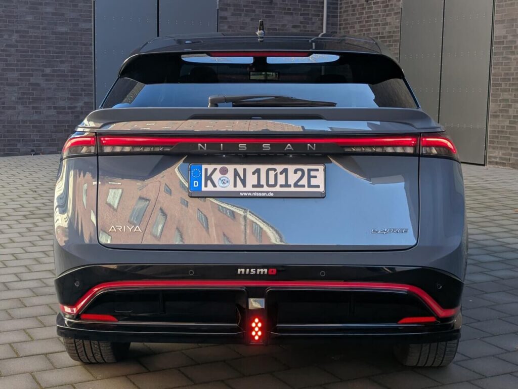 Heckansicht Nissan Ariya Nismo: durchgehendes LED-Leuchtbank und mittiger Nebelschlussleuchte im Motorsport-Design