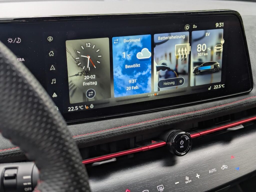 Infotainmentsystem mit Kachel-Menü und Direktzugriff auf Batterieheizung
