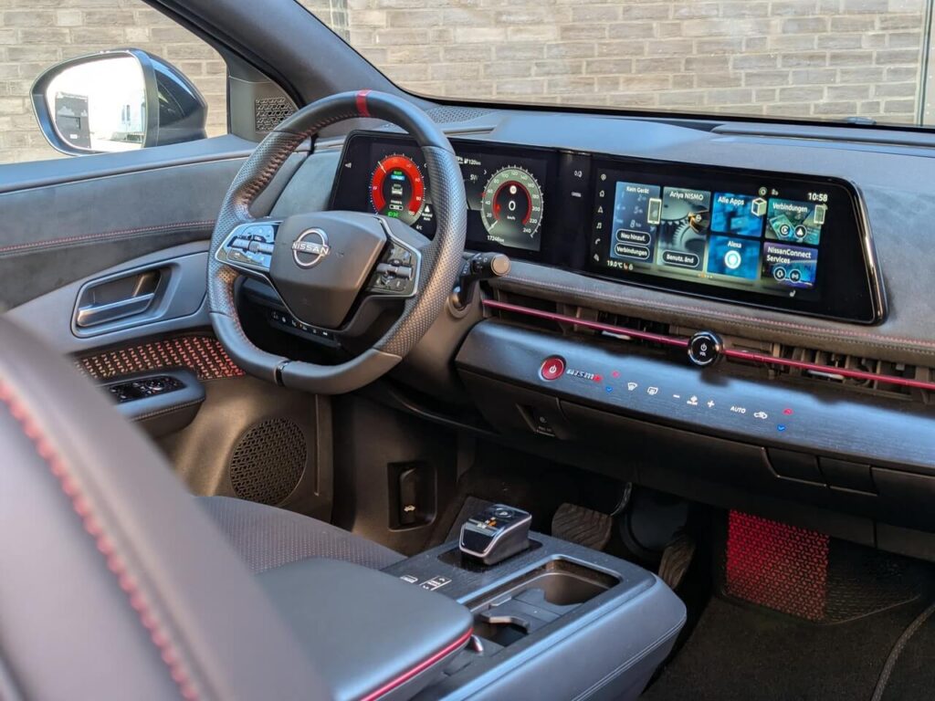 Innenraum: Doppelscreen (2x 12,3 Zoll) mit Fahrerdisplay und Touchscreen.