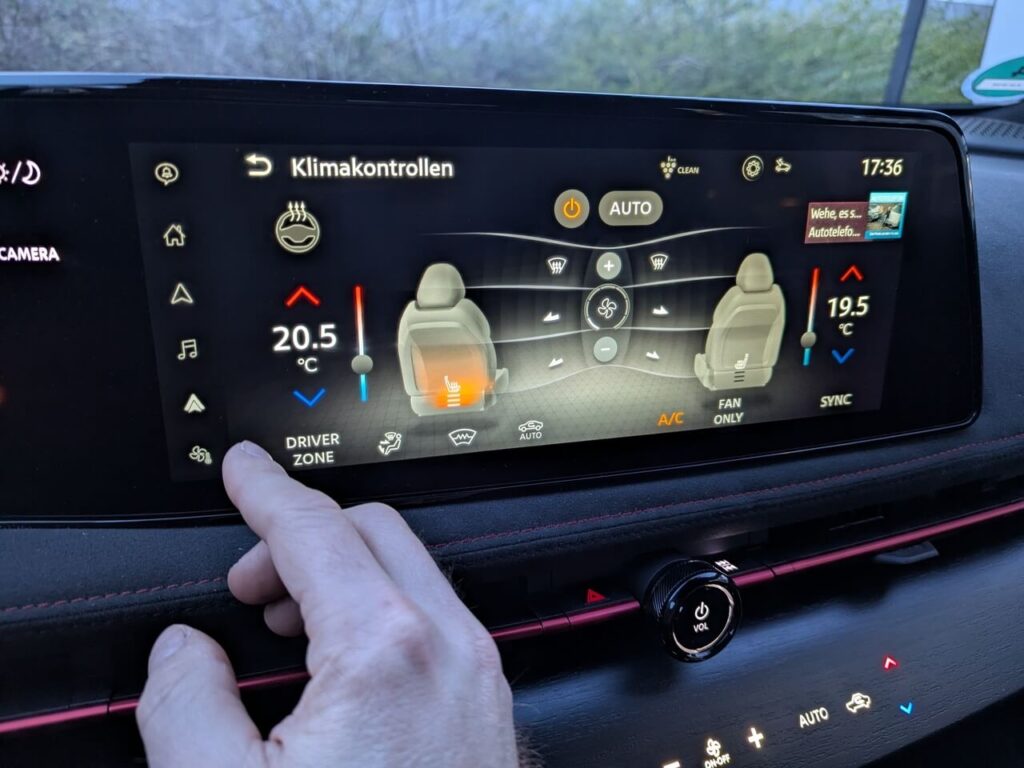 Klimamenü mit "Driver-Zone". Über das T12,3 Zoll große Touchscreen lassen sich Temperatur der 2-Zonen-Klimaautmatik und die Sitzheizung (3-stufig) steuern).