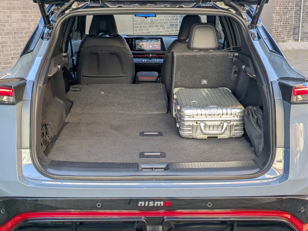 Gepäckraum im Nissan Ariya Nismo 415–1280 Liter Fassungsvermögen. Umlegbare Rücksitzbank (Teilungsverhältnis 60:40) und ebene, sowie übergangsfreie Ladefläche.