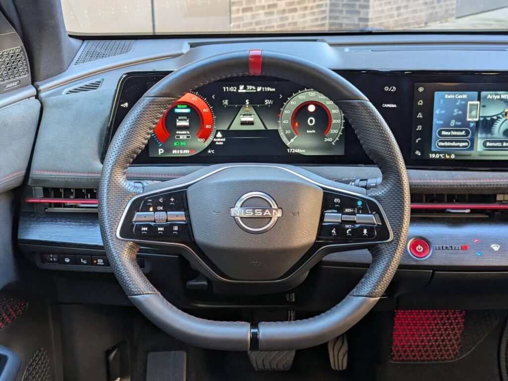 Fahrerperspektive mit beheiztem Sportlenkrad mit roter 12-Uhr-Markierung