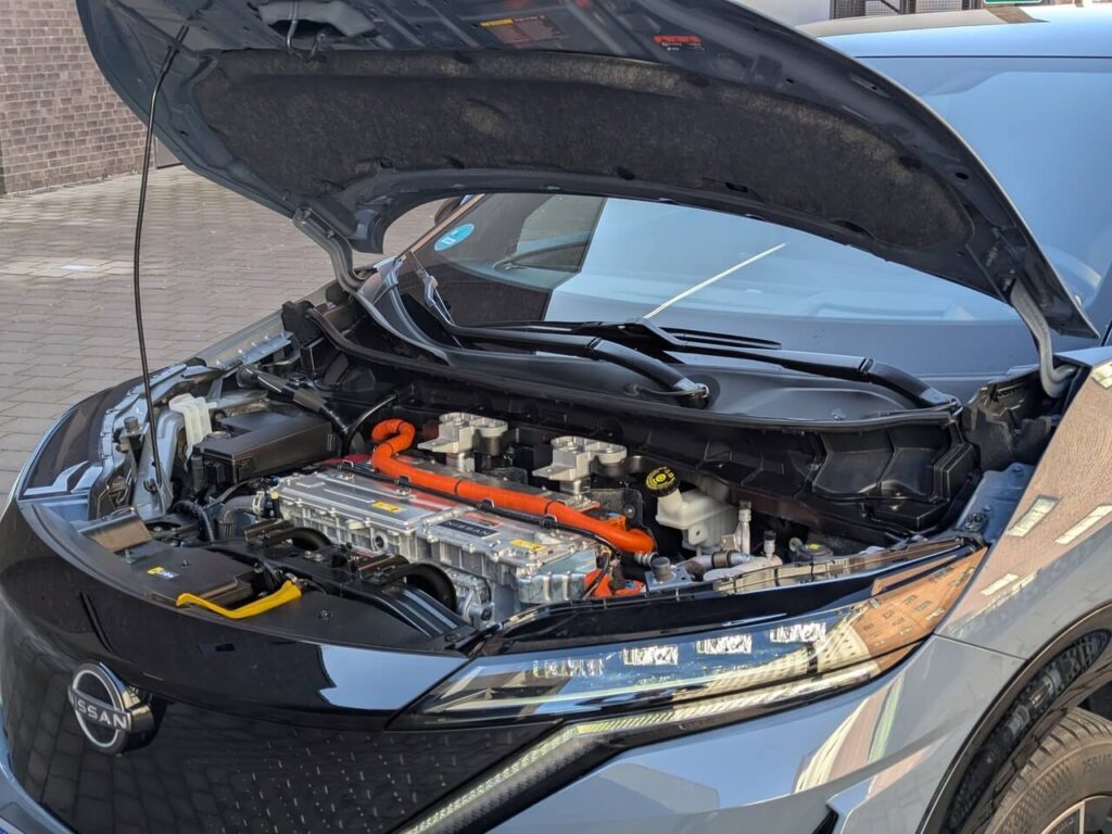 Kein Frunk im Nissan Ariya Nismo. Unter der Fronthaube Elektromotor und HV-Komponenten.