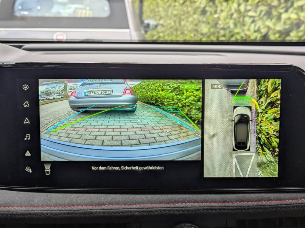 Kamerasystem im Nissan Ariya Nismo mit 360-Grad-Ansicht und dynamischen Führungslinien. Frontansicht beim Parken