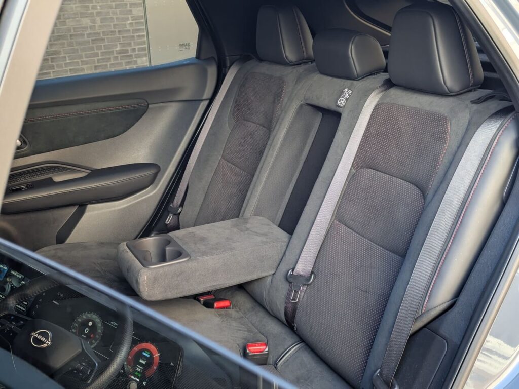 Rücksitzbank mit runterklappbaren Mittelarmlehne und becherhaltern