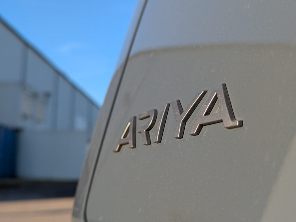 Ariya-Schriftzug auf der Heckklappe (Fahrzeug lackiert in Stealth Grey)