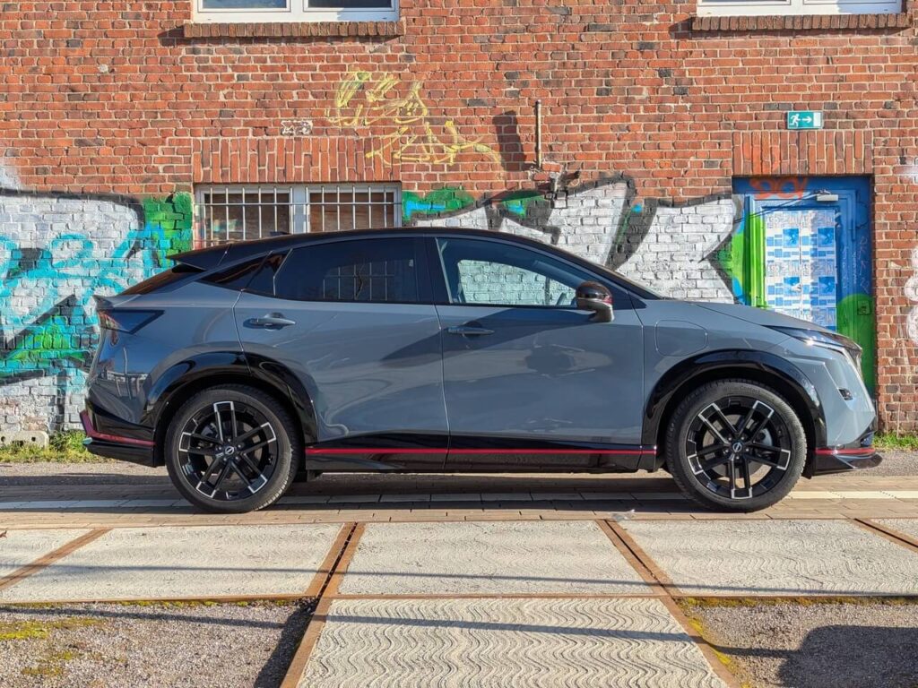 Seitenansicht Nissan Ariya Nismo (2026) mit Fließheck. Das Mittelklasse-SUV hat eine Gesamtlänge von 4,66 m.
