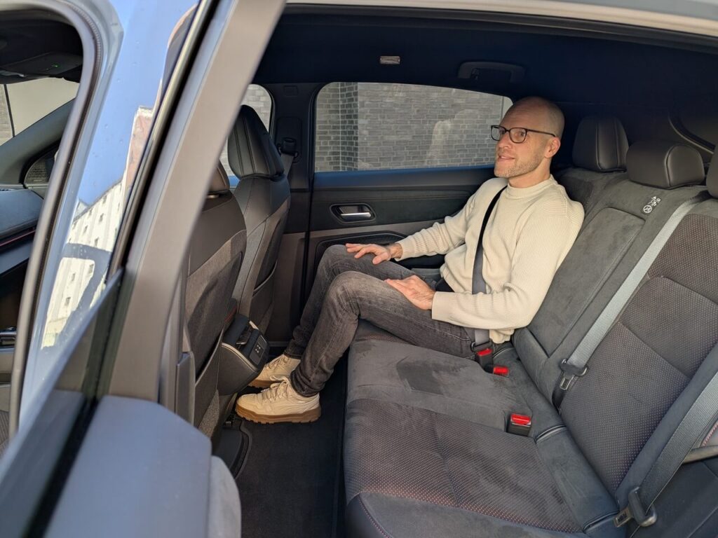 Viel Beinfreiheit auf der Rücksitzbank im Nissan Ariya Nismo: Der Boden im Fond ist eben (kein Mitteltunnel)