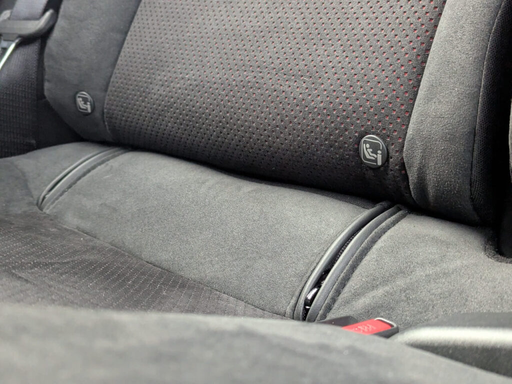 Die Isofix-Halterungen im Nissan Ariya Nismo auf der Rücksitzbank befinden sich hinter Reisverschlüssen