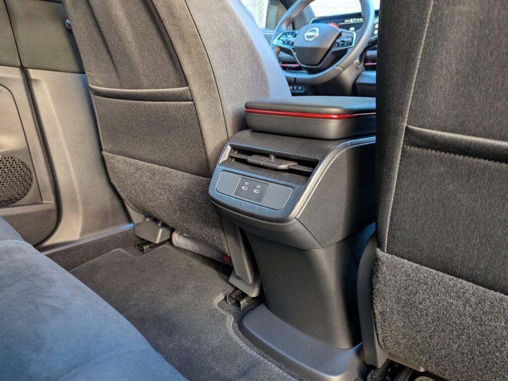 Eigene Luftausströmer und zwei USB-C-Anschlüsse im Fond