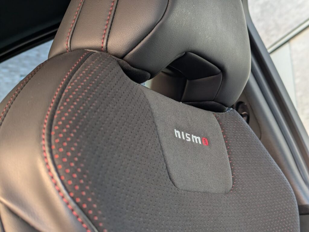 Polster beim Nissan Ariya Nismo: Kunstleder und Wildledernachbildung mit eingesticktem NISMO-Schriftzug