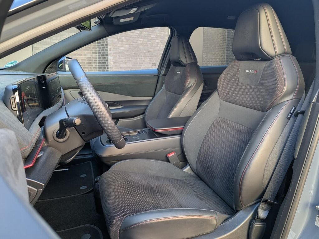 Fahrersitz im Nissan Ariya Nismo: Sportsitze mit schwarzem-Kunstleder und Wildleder-Optik